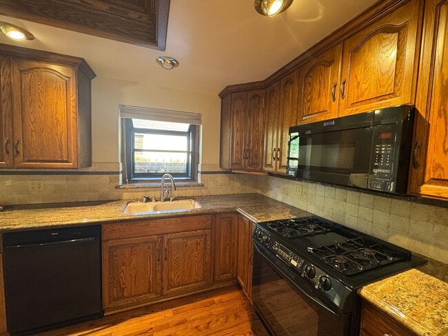 Building Photo - 255 Circle Dr