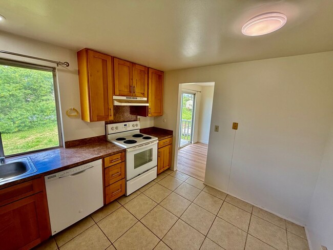 Building Photo - 4 BR/2.5 BA/4 PK/Available May 1