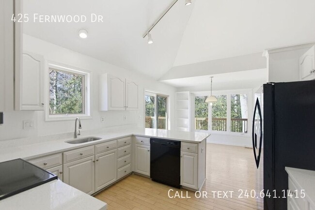 Building Photo - 425 Fernwood Dr