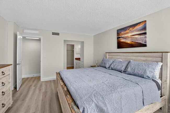 Building Photo - 8 Royal Palm Way