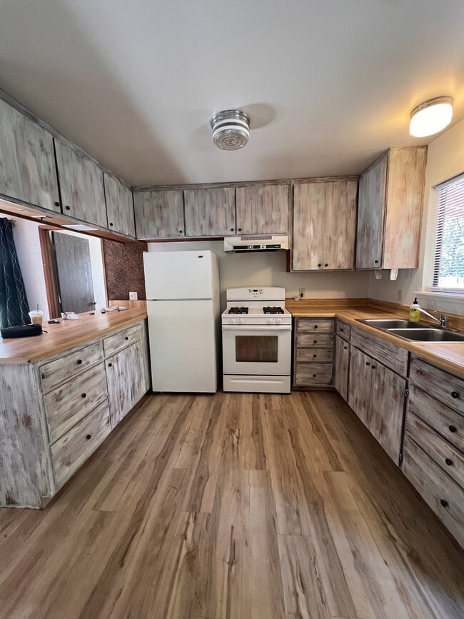 Building Photo - 11218 Cedar Ridge Dr