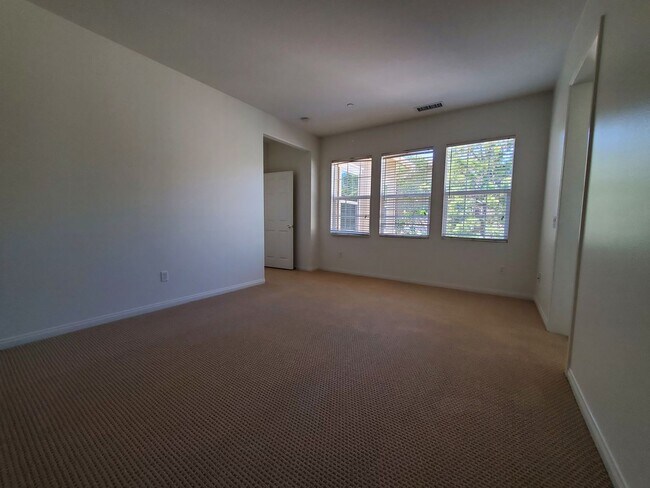 Building Photo - Spacious 3 Bedroom 3 Bath Two Story Riverp...