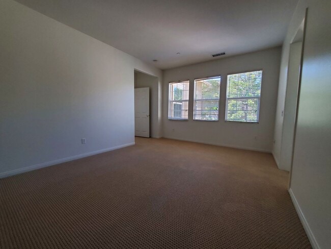 Building Photo - Spacious 4 Bedroom 3 Bath Two Story Riverp...