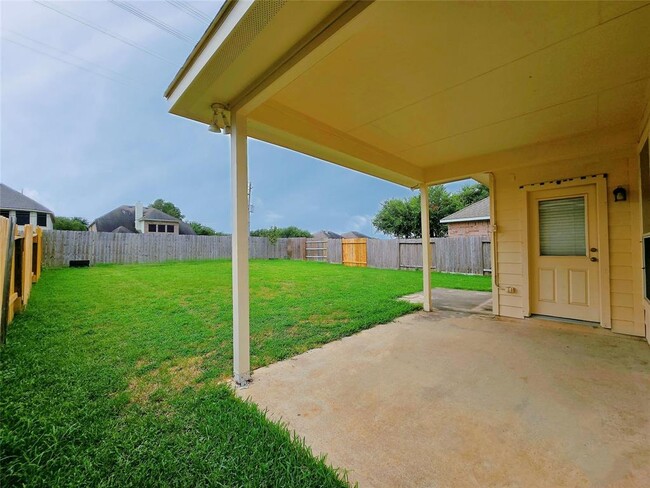 Building Photo - 26435 Richwood Oaks Dr