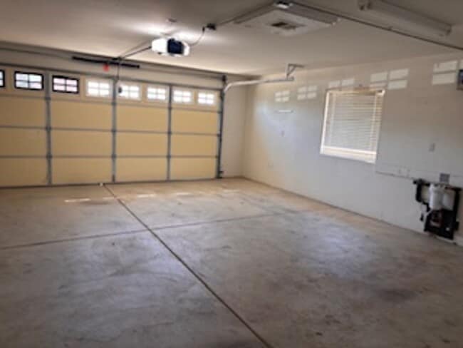 Building Photo - Corner lot in Golden Hills 3bdrm, 2 bath