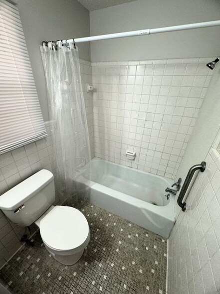 Building Photo - 208 Cloverleaf Dr