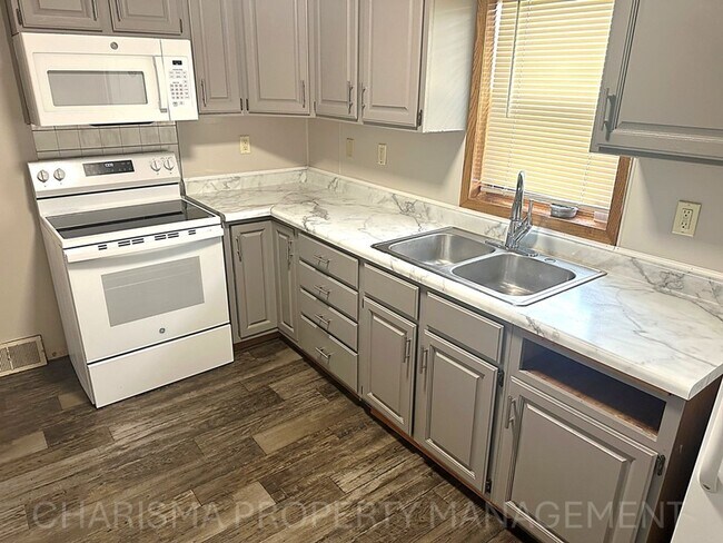 Building Photo - Spacious 2 Bedroom, 1.5 Bath Home, Newly U...