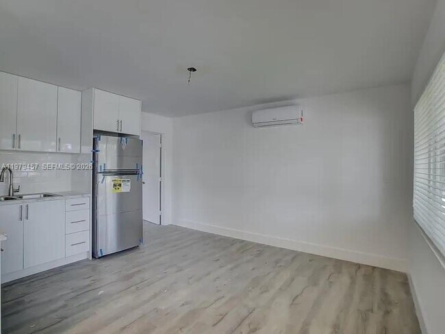 Building Photo - 1335 NE 5th Ave