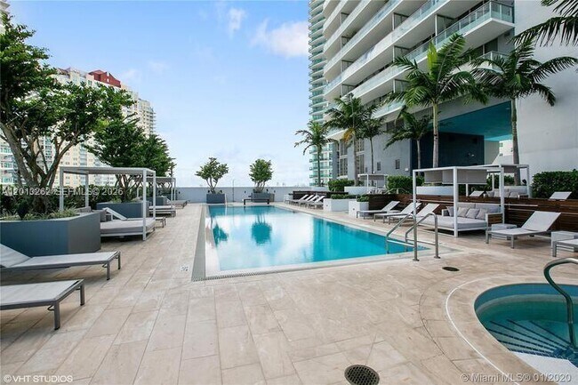 Building Photo - 1300 Brickell Bay Dr
