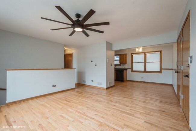 Building Photo - 7411 N Claremont Ave