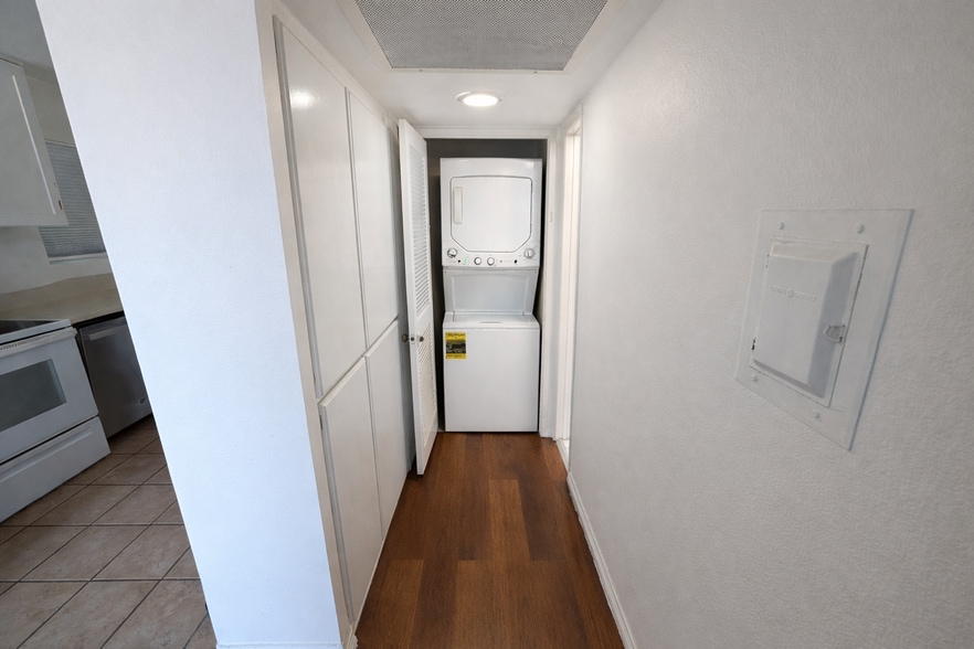 Building Photo - 460 Golden Ave