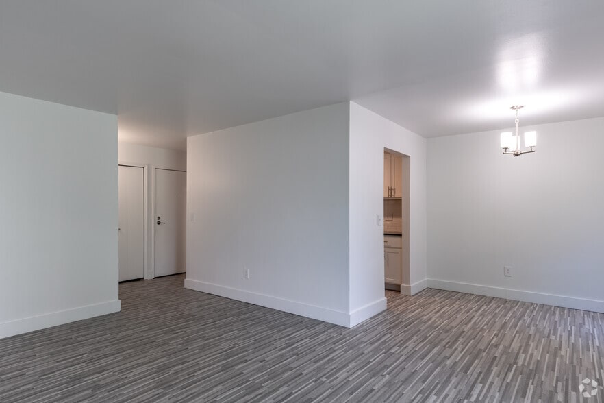 2BR, 1BA - 1,010SF - West Oaks