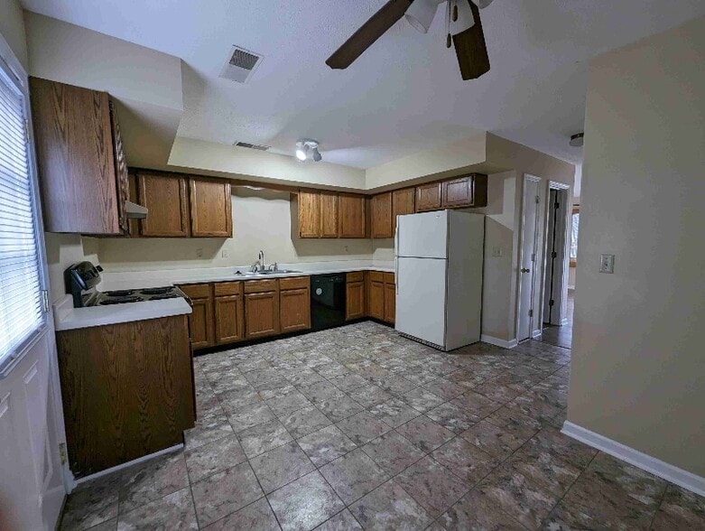 Building Photo - 5833 Benton Rd