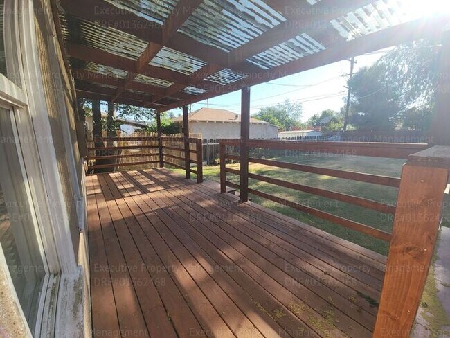 Building Photo - Charming 2 bedroom, 1 bathroom house near ...