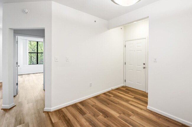 Building Photo - 1BR, 1Ba Condo in Walker Square