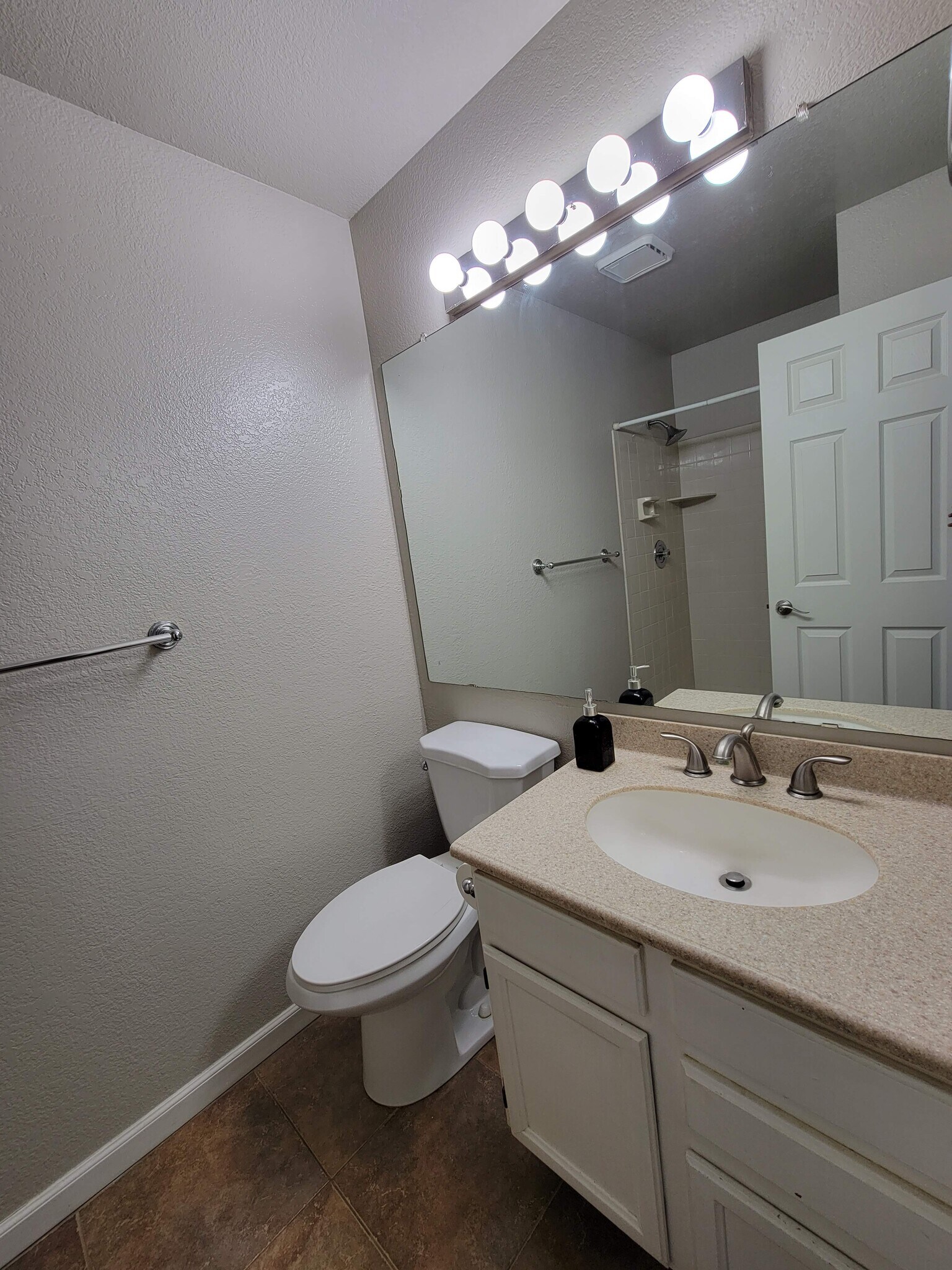 Building Photo - 5704 E Aire Libre Ave