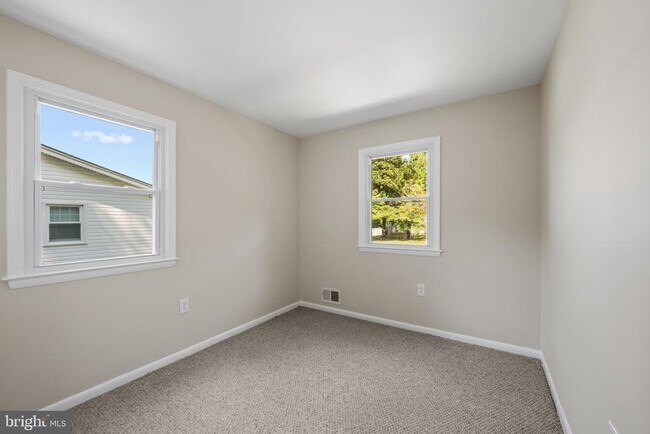 Building Photo - 908 Country Terrace