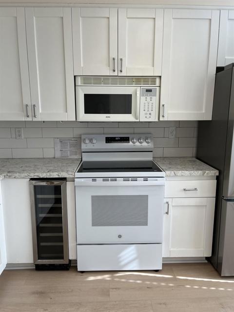 Building Photo - 8840 Villa La Jolla Dr