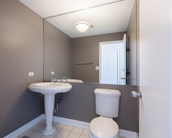 Building Photo - 680 N Green St