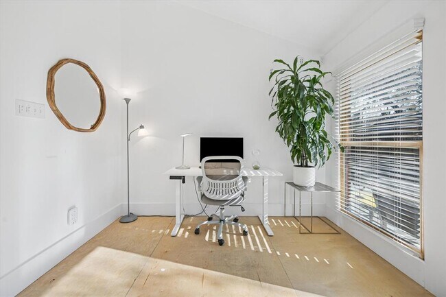 Building Photo - 213 Lessin Ln