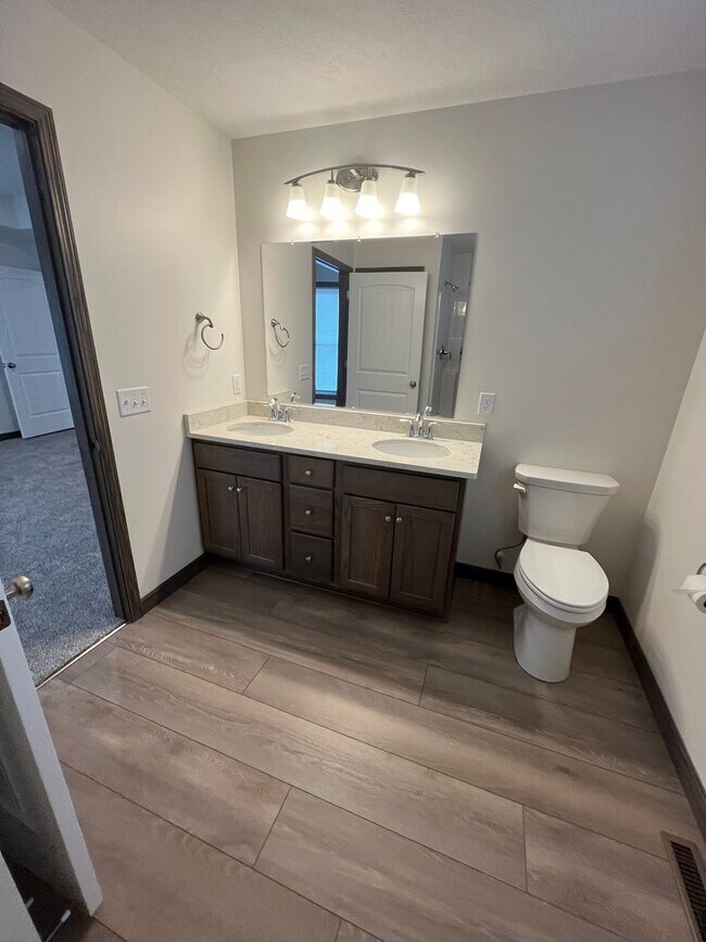 Building Photo - 785 Glory Dr
