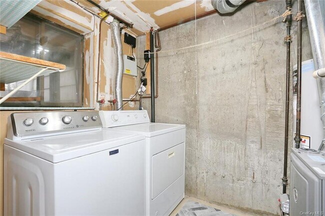 Building Photo - 161 Treetop Cir