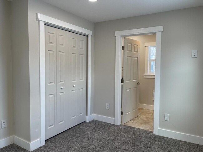 Building Photo - 2260 S 10th St W