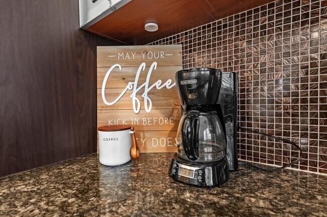 Building Photo - 3045 Clinton Dr