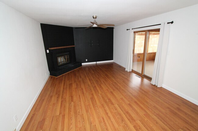 Building Photo - Beautiful 4 bedroom colonial in Lake Geneva