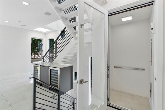 Building Photo - 3270 NE 15th St