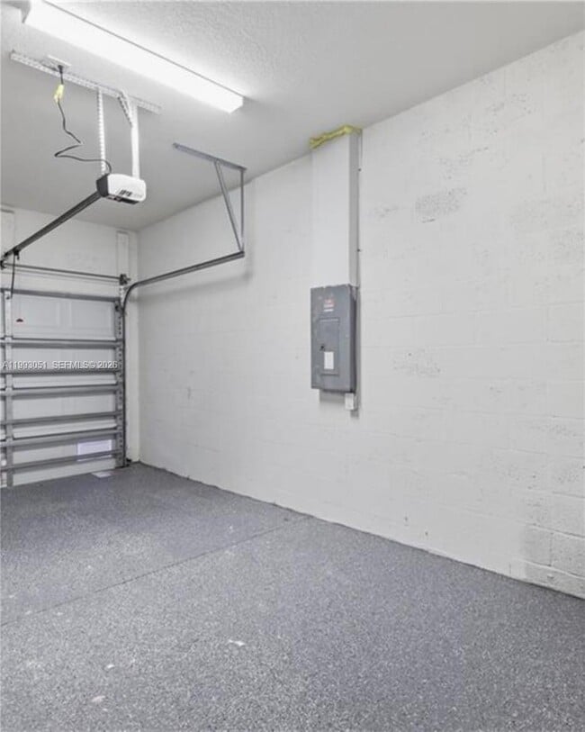 Building Photo - 10087 Amicola St