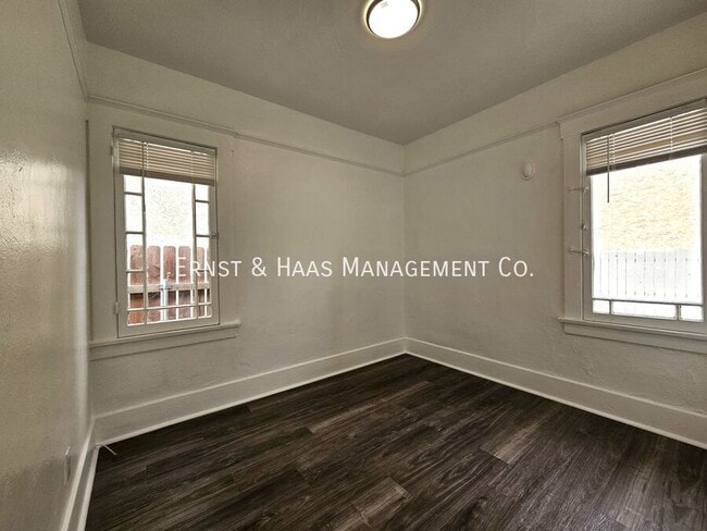 Building Photo - 320 W 12th St