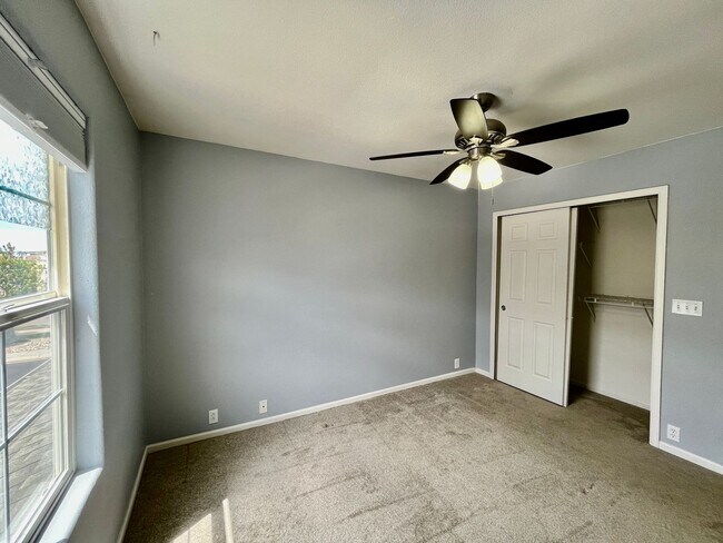 Building Photo - *ONE MONTH FREE RENT!* Beautifully Updated 3 Bedroom Town Home