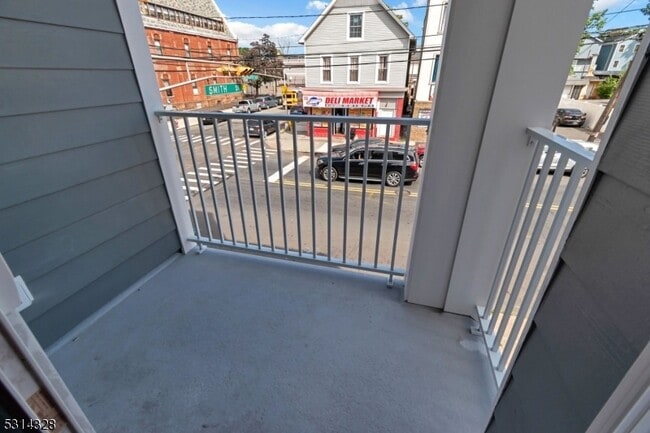 Building Photo - 862 E Jersey St