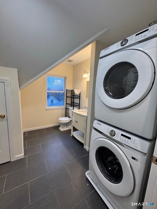 Building Photo - 18 Soundview Ave