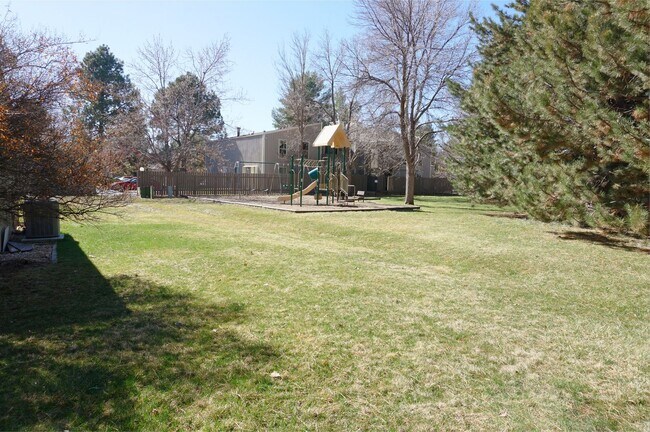Building Photo - Adorable 1st floor 2 bedroom 1 bath condo ...