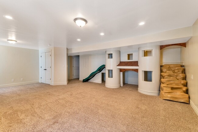 Building Photo - Beautiful home nestled in Pleasant Grove