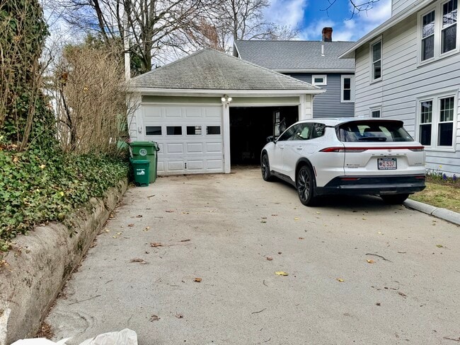 Building Photo - 740 Belmont St