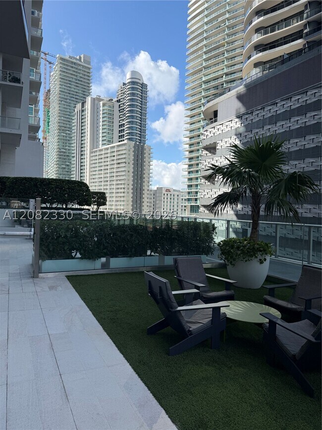 Building Photo - 1010 Brickell Ave