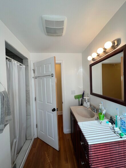 Building Photo - 16-18 Silvey Pl. Unit 1