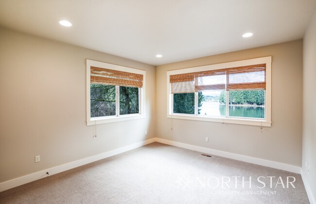 Building Photo - Gorgeous, Gated and Lake Front in Oregon City