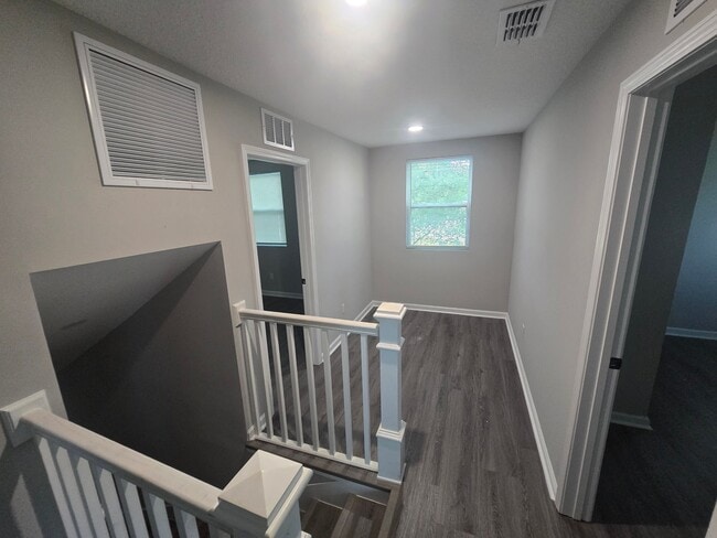 Building Photo - 9762 Bayview Ave