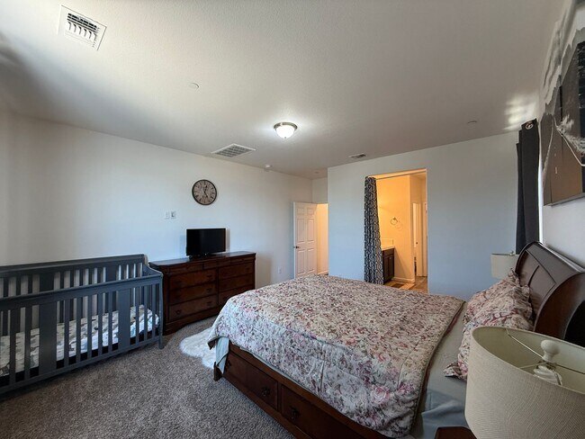 Building Photo - Must See! Fully furnished 3 bedroom, 2 bat...