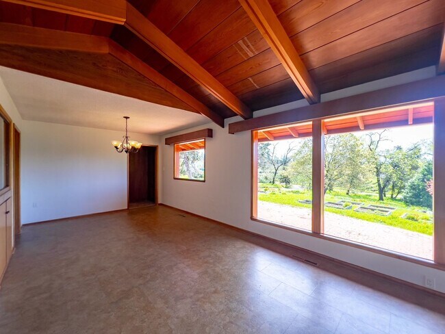 Building Photo - Charming 2 Bed / 2 Bath Home on 1.05 Acres...