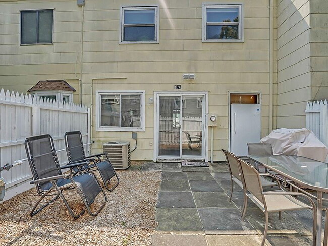 Building Photo - "Charming 3-Bed, 2- in Lakewood -