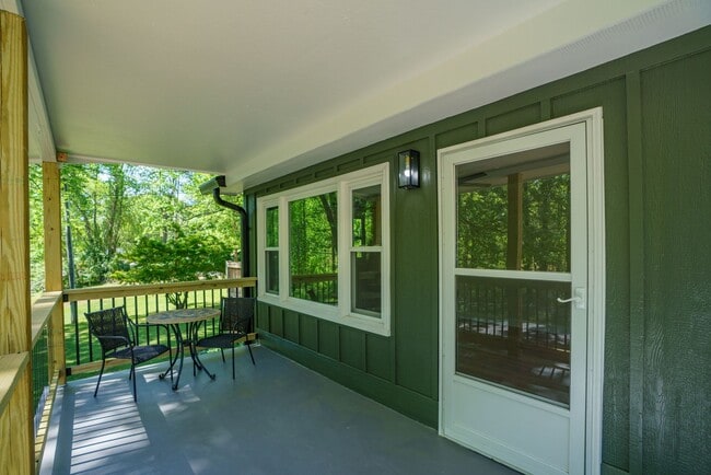 Building Photo - Pet Friendly 3/1 House, Fenced Yard, Deck, Fire Pit & Basement