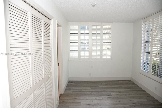 Building Photo - 4009 N Cypress Dr