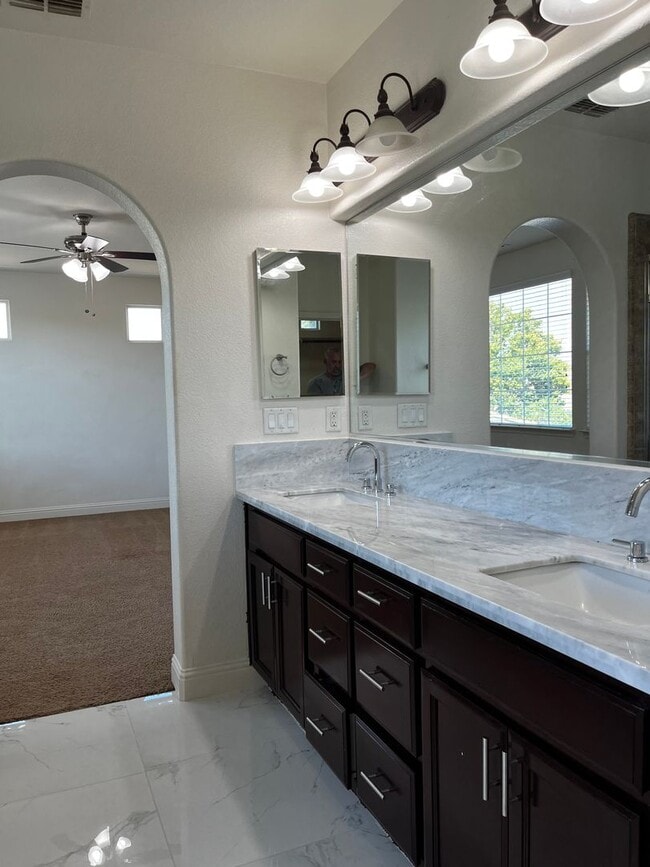 Building Photo - Executive 4 Bedroom, 2.5 Bathroom 2100 Sqf...