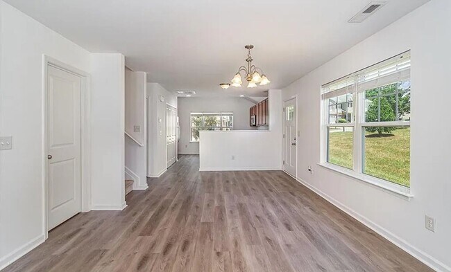 Building Photo - Charming 3BR Townhome in Colfax