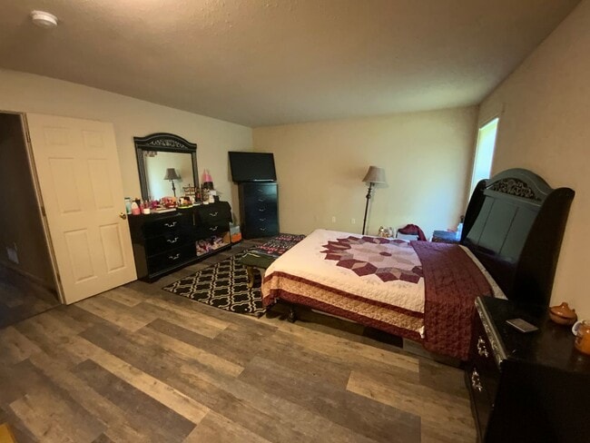 Building Photo - 3 Bedroom Home